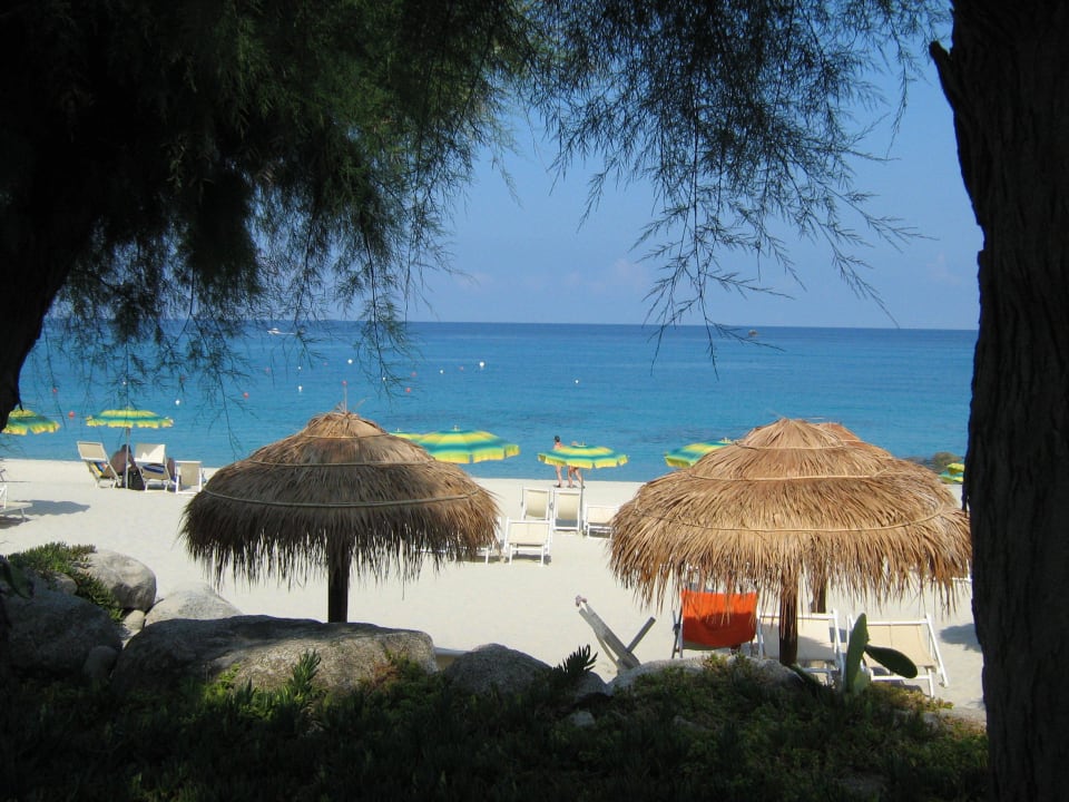 Blick vom "Frühstücksbereich" zum Strand Hotel Villaggio Il Gabbiano