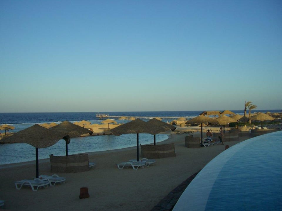 Blick vom großen Pool über die Lagune zum Meer Radisson Blu Resort, El Quseir