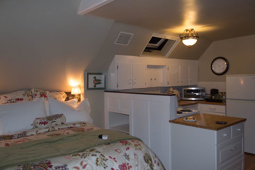 Küche neben dem Wohn/Schlafbereich Guesthouse Bee & Thistle