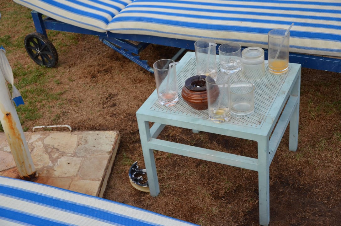 Leere Gläser vom Vorabend - nachmittags um 16 Uhr Retac Qunay Dahab Resort and Spa