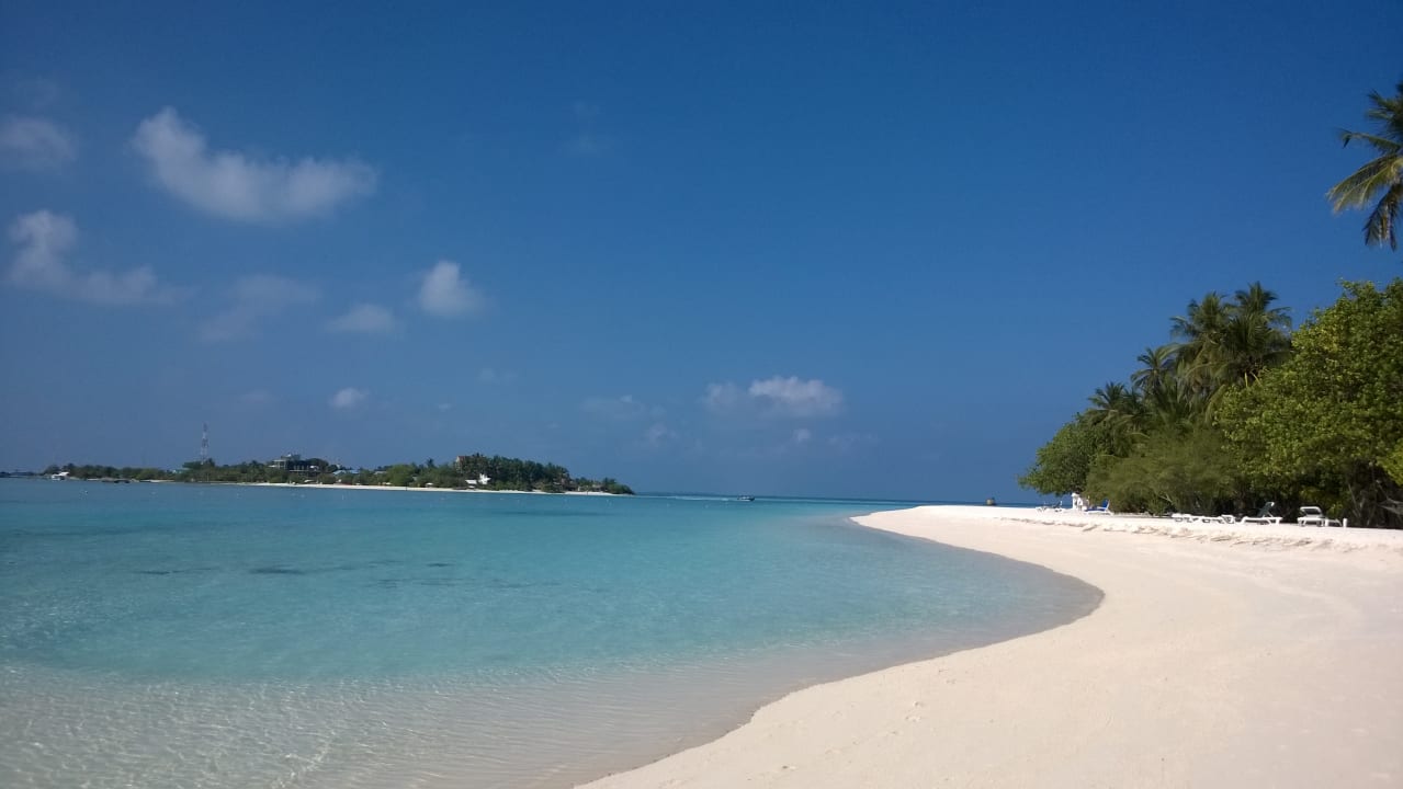 Irgendwo auf der Insel... (Blick auf die Nachbarinsel Dhiffu Meeru Maldives Resort Island