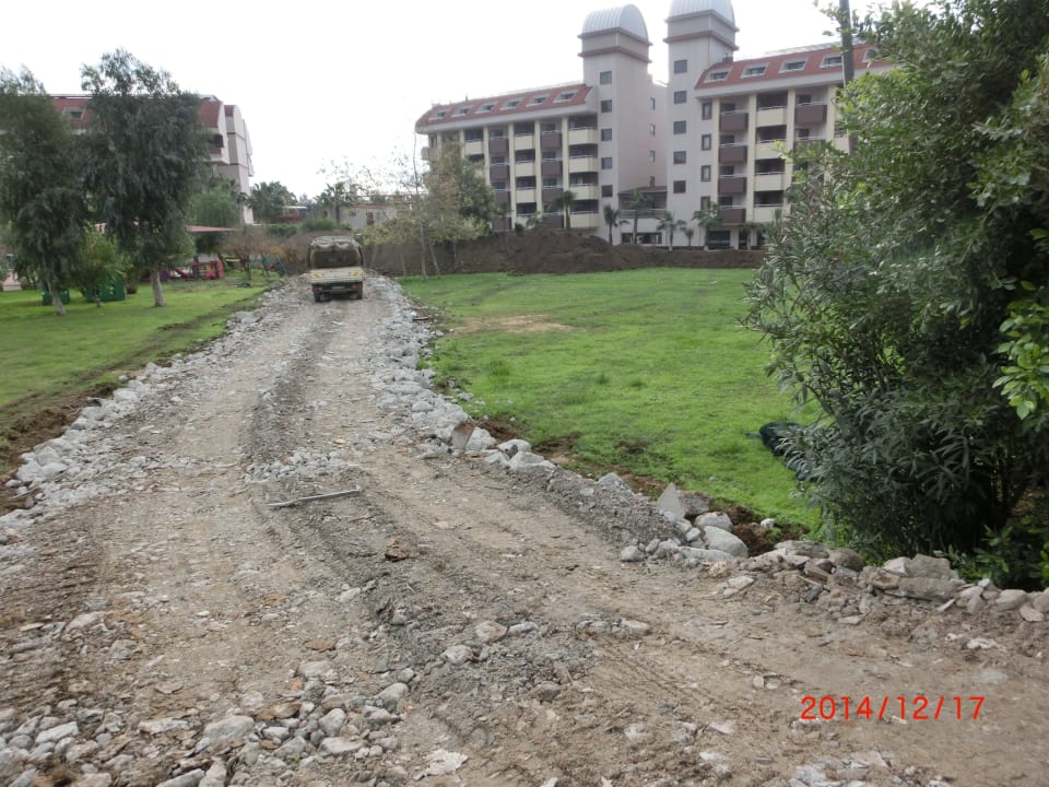 Eine Bauschuttstraße Hane Family Resort