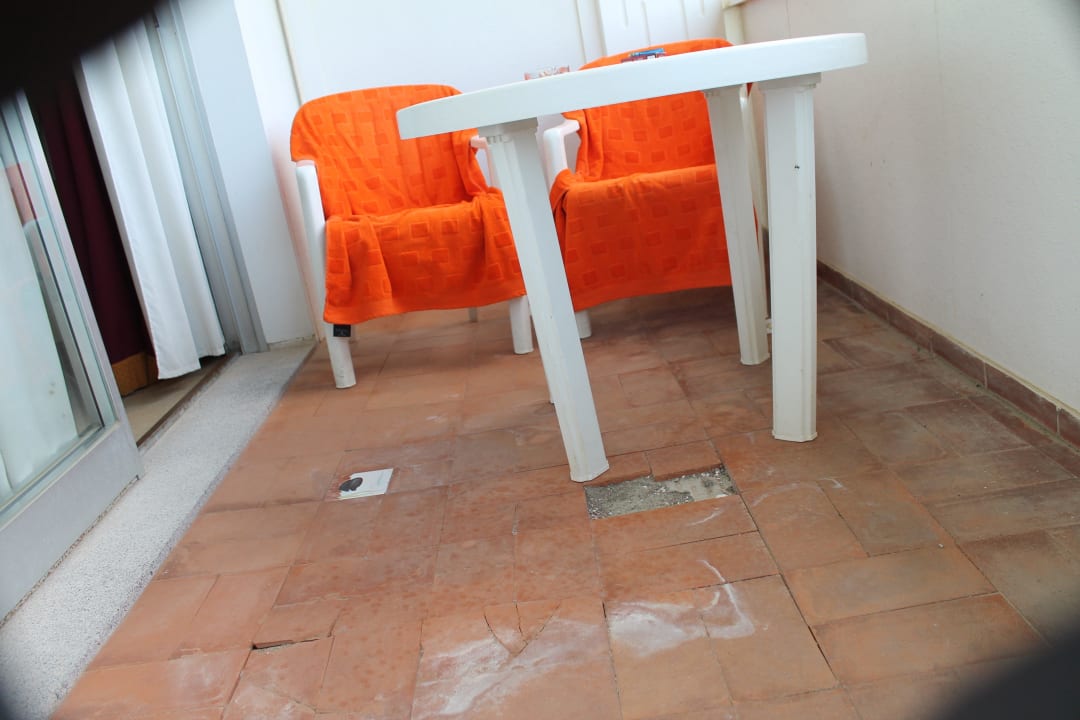 Balkon mit defektem Tisch und defekte Fliesen Hotel Domizia Palace