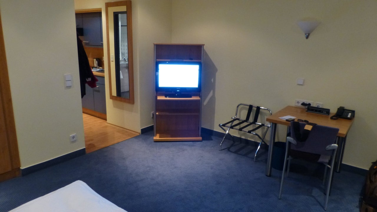 TV+Schreibtisch Aparion Apartments Berlin