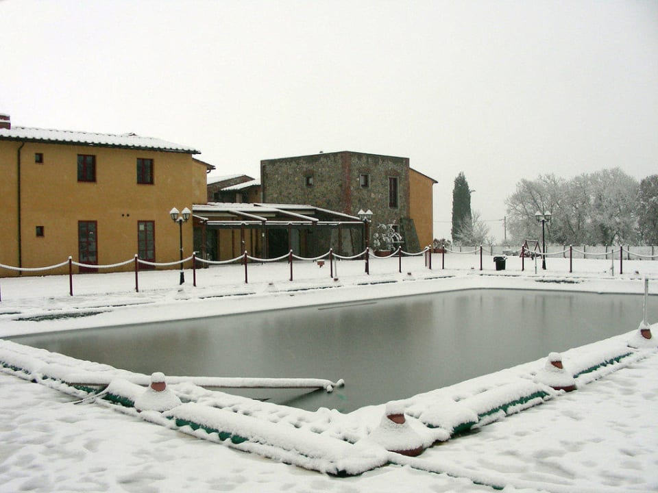 Piscina dopo la nevicata Hotel Casolare le Terre Rosse
