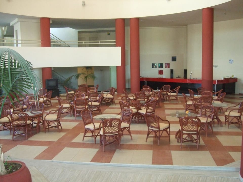 Teil des Aufenthaltsbereiches mit Innenbar HARPIN Georgioupolis Resort Aquapark & SPA