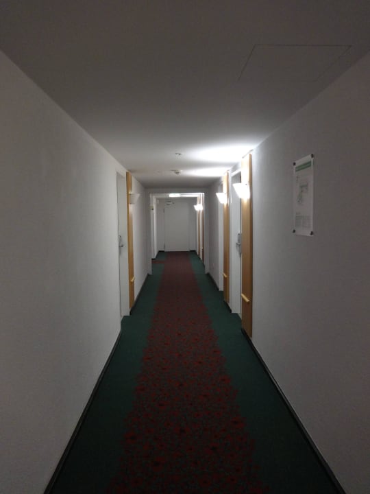 Gang zu den Zimmern ibis Köln Centrum