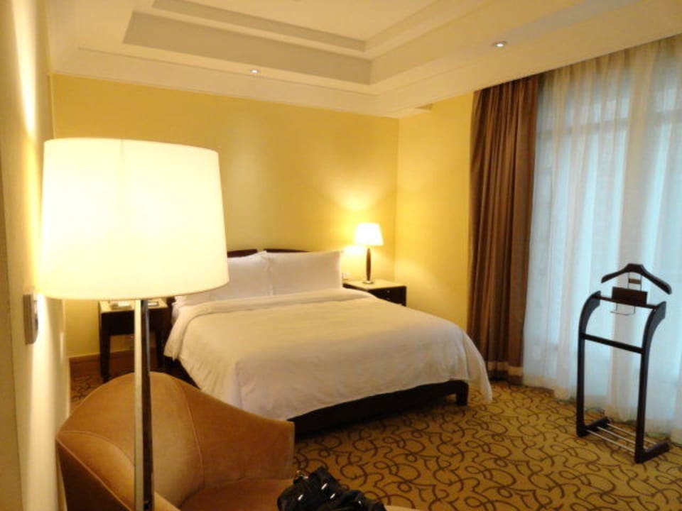 Doppelzimmer mit Blick ins Atrium Hotel The Fullerton