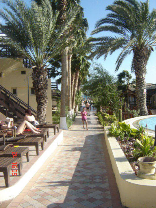Weg zum Strand Hotel Paradis Palace