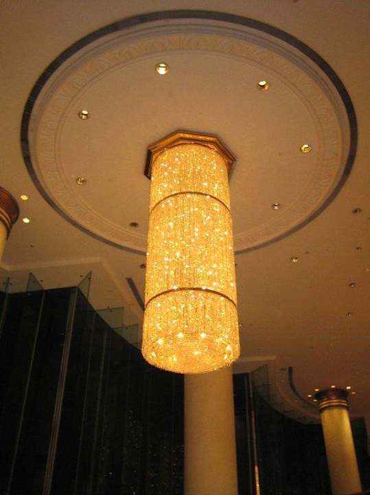 Riesen Deckenleuchter in der Lobby Harbour Grand Kowloon