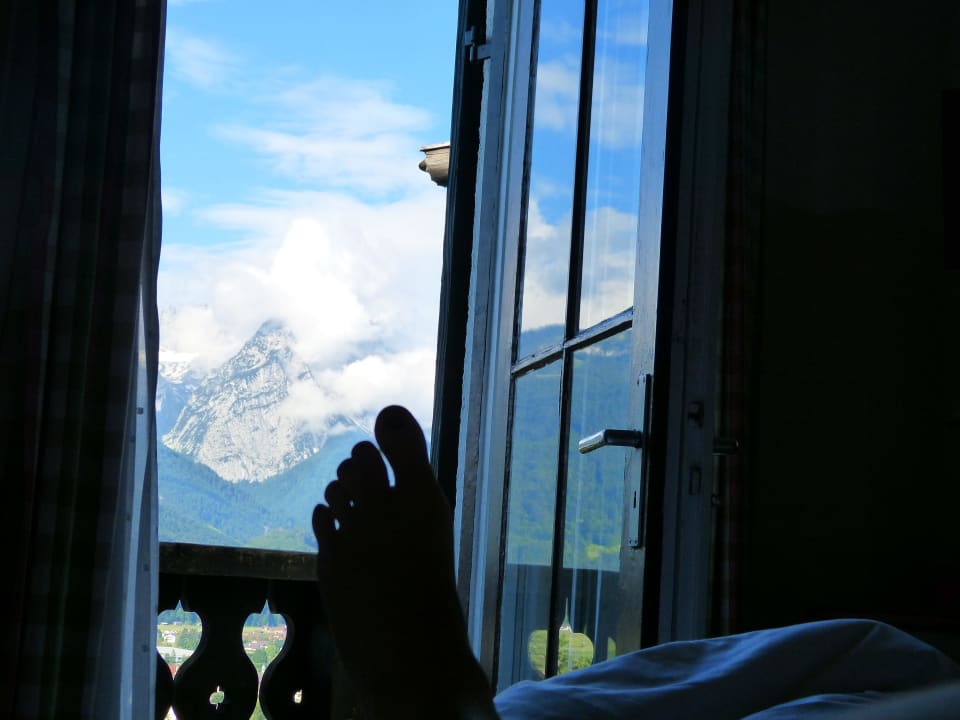 Im Bett liegen und zur Zugspitze schauen Landhotel & Berggasthof Panorama