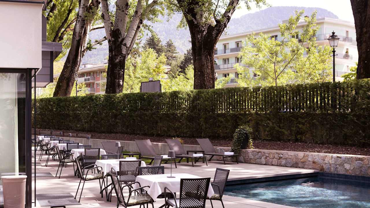 Pool Flora Hotel & Suites