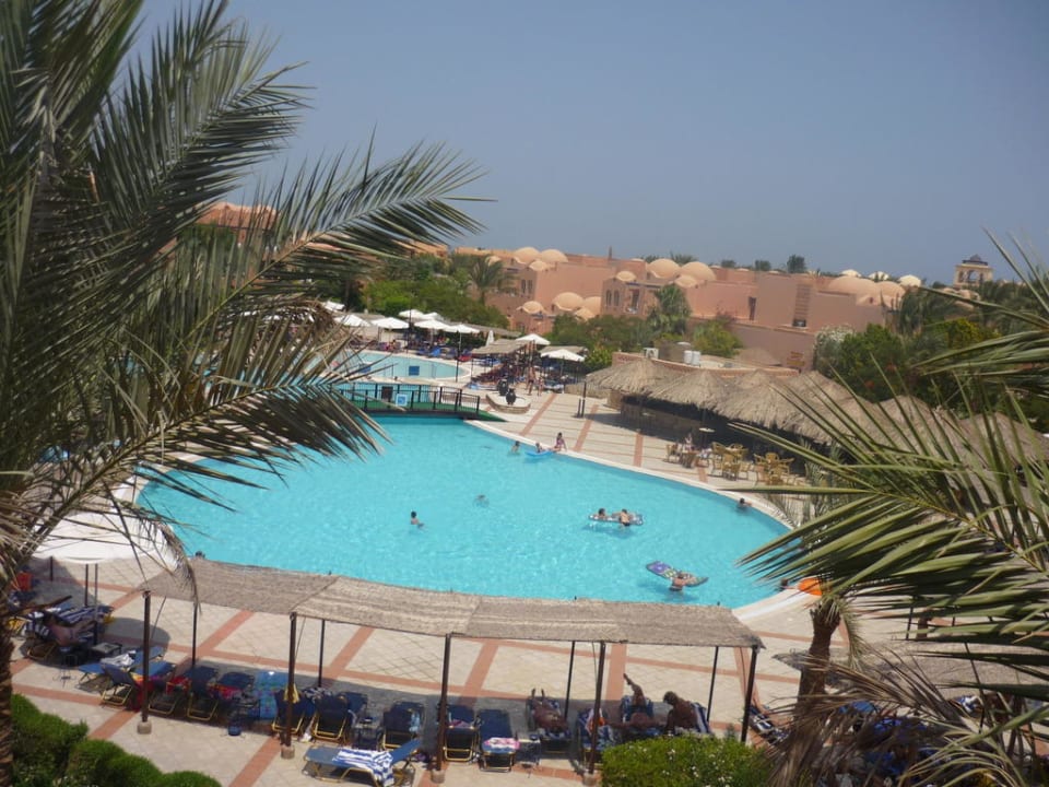Pool mit Bar  Jaz Makadi Oasis Resort