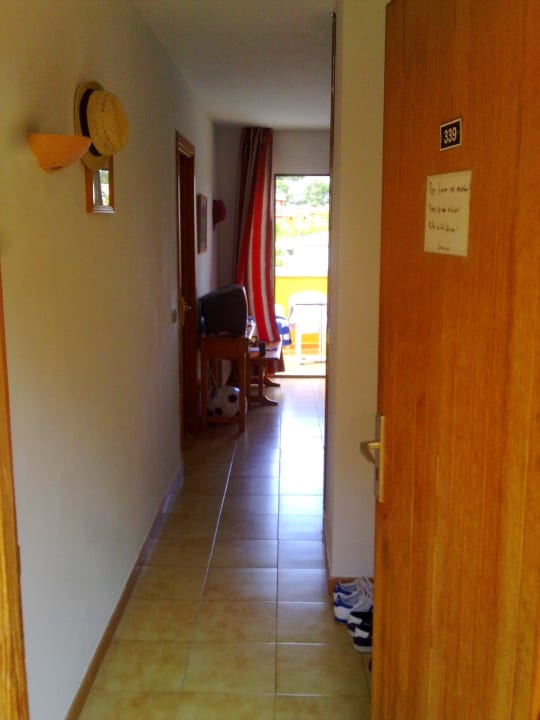 Eingang und Flur des Zimmers. Im Hintergrund TV FLOR los Almendros Apartamentos