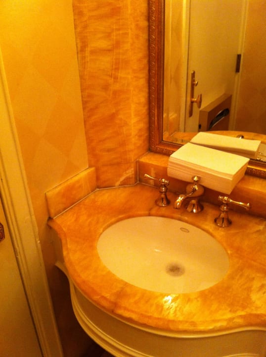 Damen-Toilette im Foyer The Waldorf Astoria New York