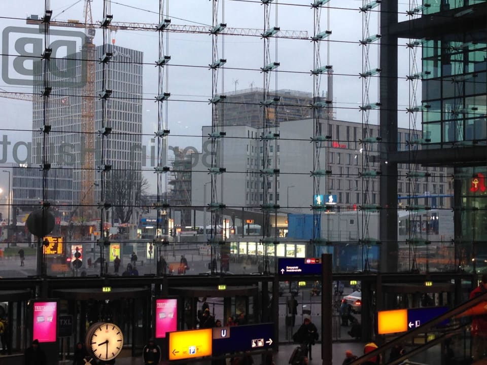 Bild vom HBF aus. Auf der re. Seite ist das Hotel. ibis Berlin Hauptbahnhof
