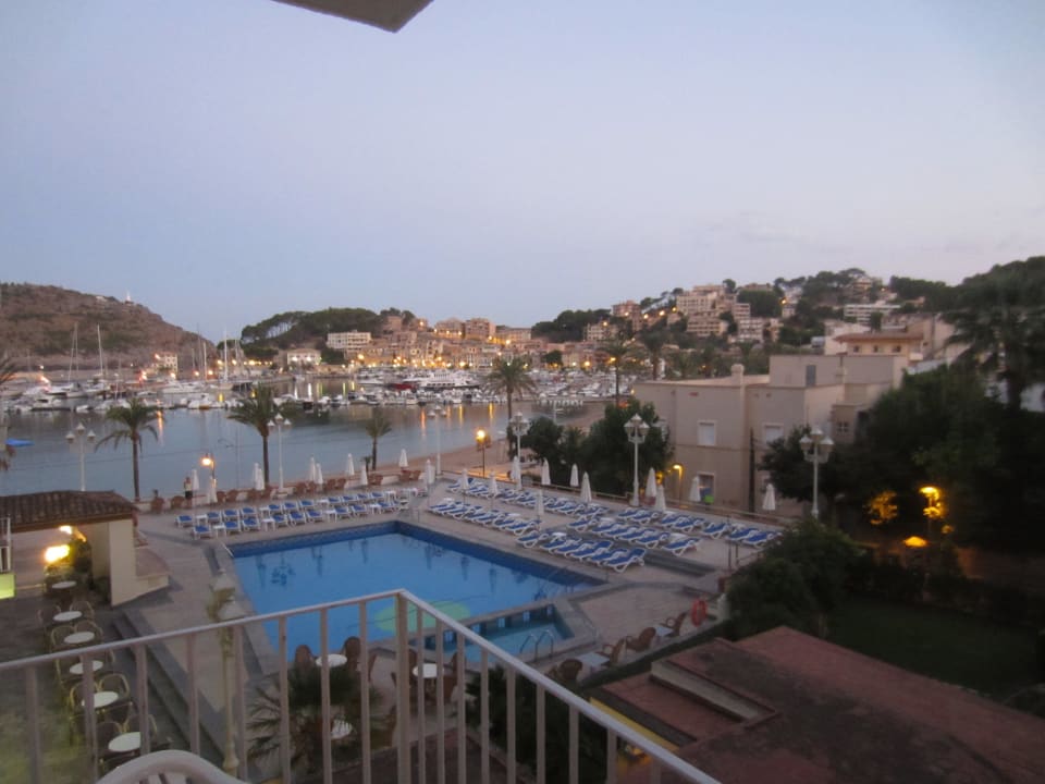 Blick vom Balkon, Pool und Hafen Hotel Eden Soller