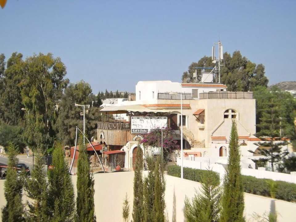 Blick von den Rutschen aus auf die Strasse Omar Khayam Resort & Aquapark