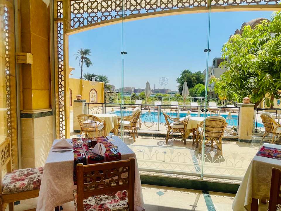 Gastro Jewel Howard Carter Hotel