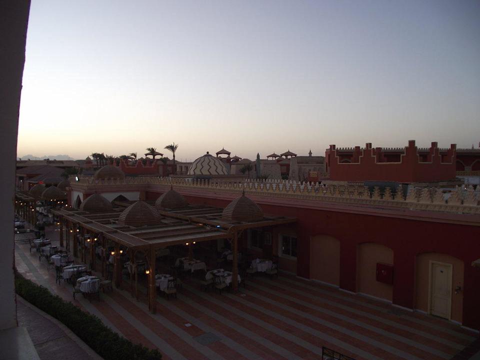 Главный ресторан на закате Pickalbatros Alf Leila Wa Leila Resort - Neverland Hurghada