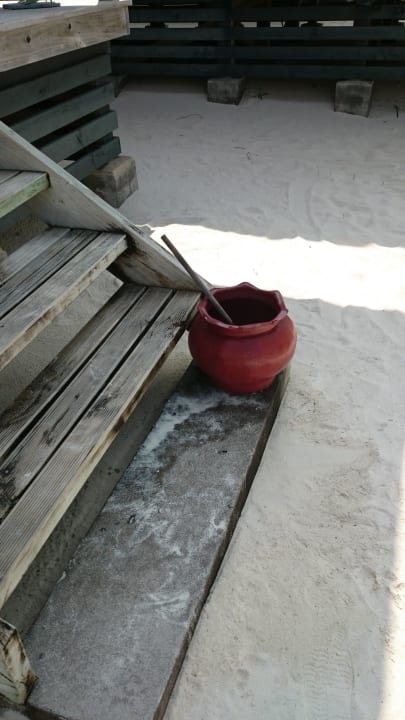 Wasser zum säubern der Füße vor jeder Villa Kuredu Island Resort & Spa