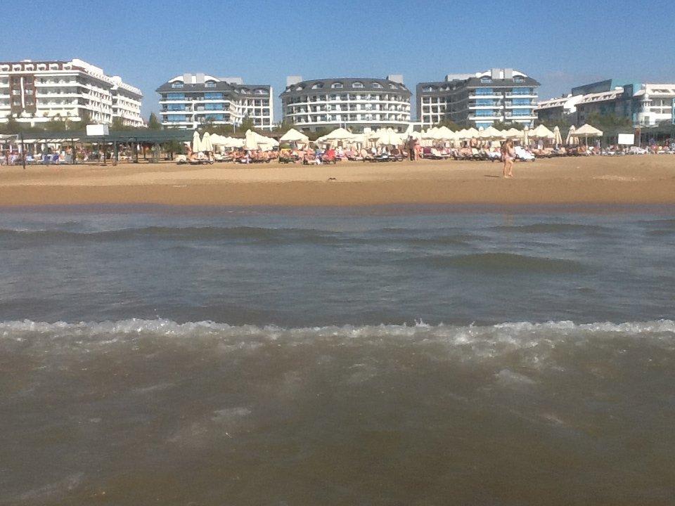 Feiner Sand am flach abfallenden Strand Commodore Elite Suites & Spa - Adults only