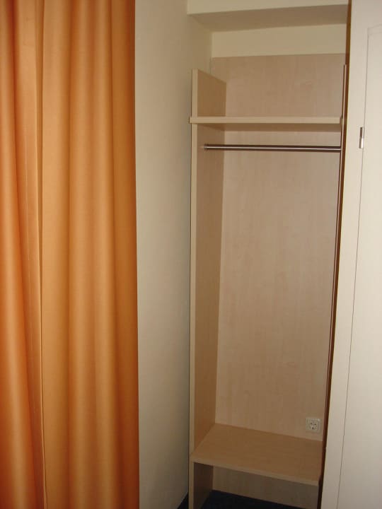 Offener Schrank ohne Kleiderbügel Best Deal Airporthotel Weeze