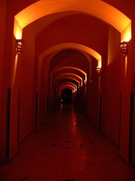 Weg zu den Zimmern im Hotel Jaz Makadi Oasis Resort