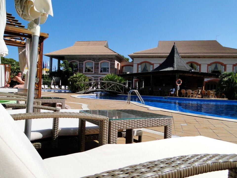 Blick von der Liege auf dem Pool VIVA Cala Mesquida Suites & Spa 16+