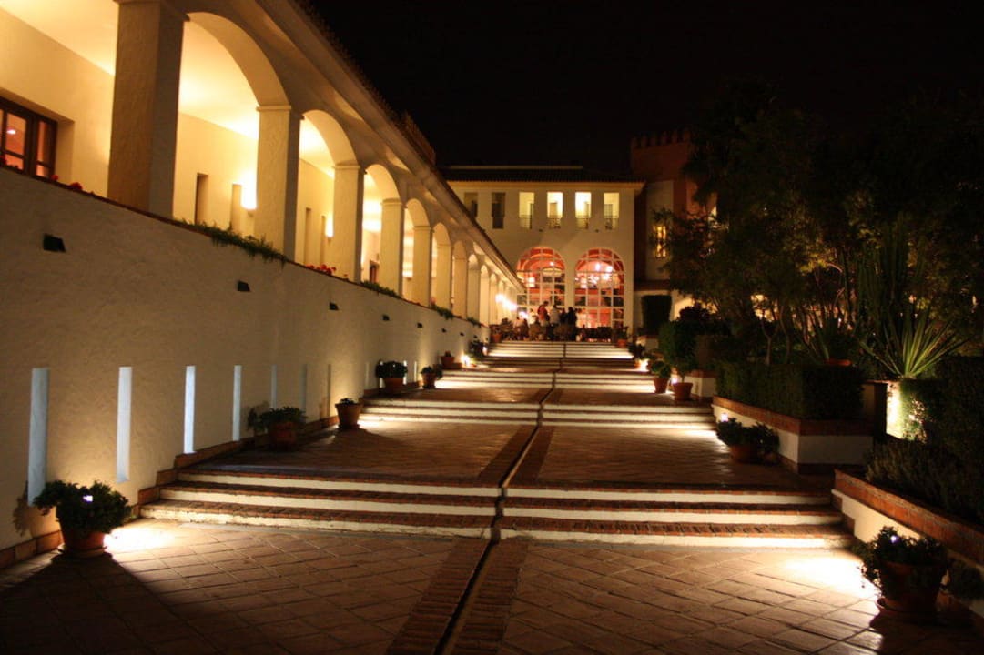 Innenhof und Weg von/zum Strand bei nacht Fuerte Conil-Resort