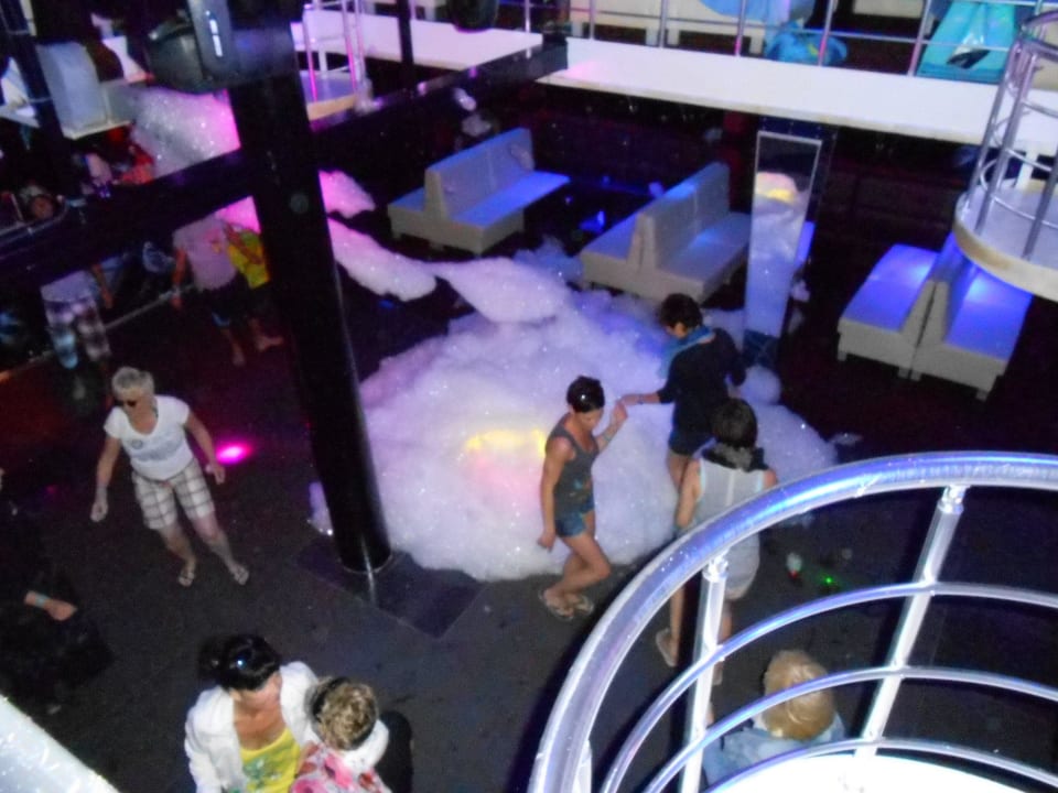 Party auf dem Katamaran Dream World Resort & Spa