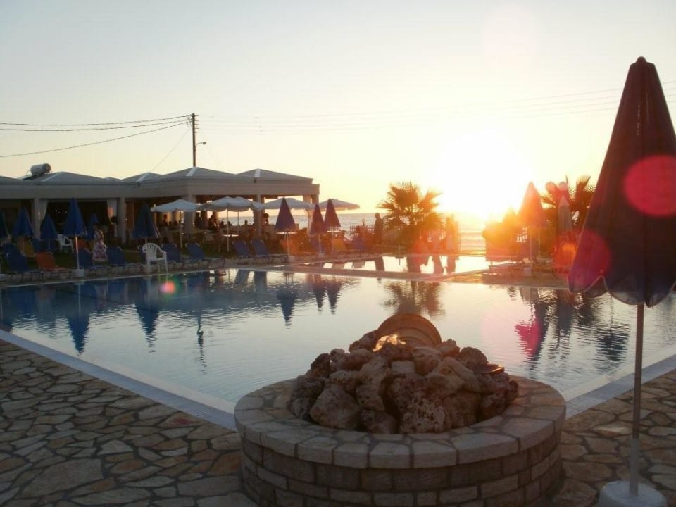 Pool mit Poolbar Acharavi Beach Hotel