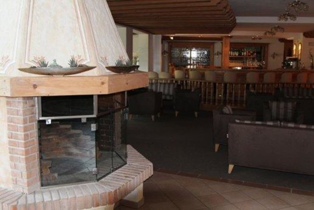 Empfangsbereich mit Kamin und der großzügigen Bar Kronblick - Well-being Hotel