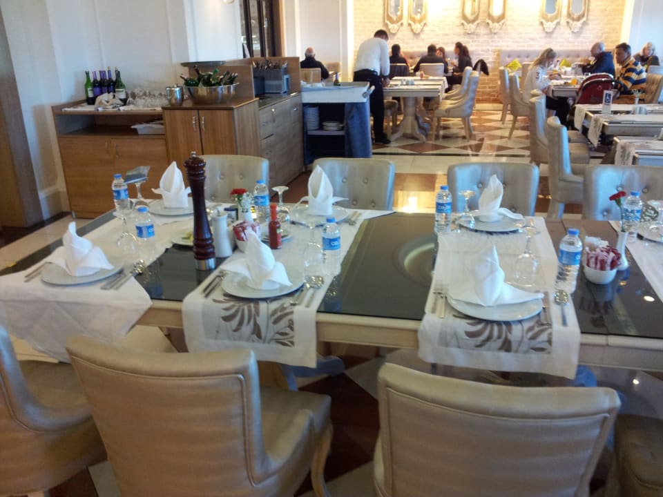 Schön gedeckter Tisch für Türkische Gäste Hotel Delphin Imperial