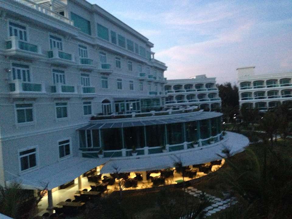 Blick auf das Hauptgebäude (unten Restaurant) The Sailing Bay Mui Ne