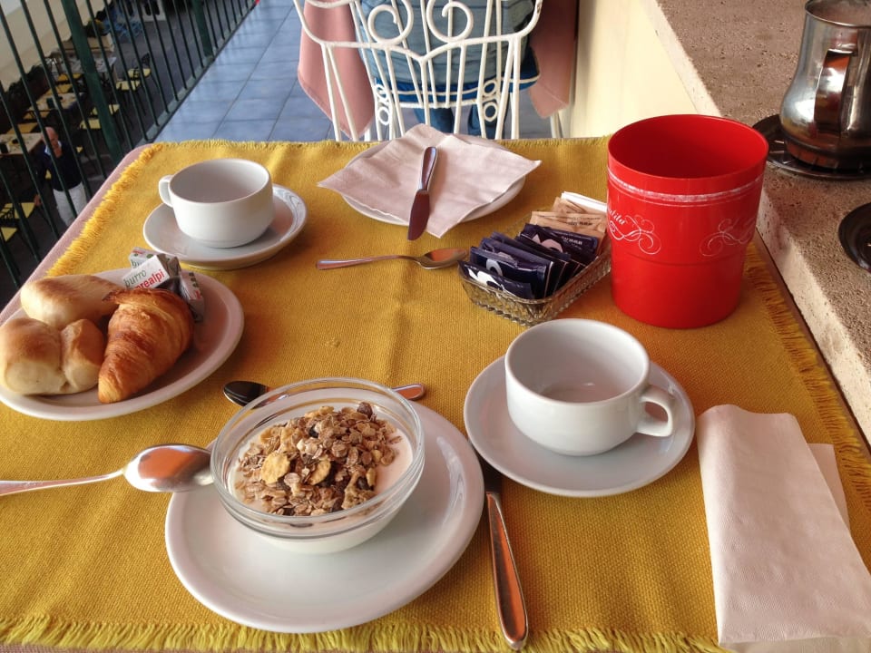 Frühstück auf der Terasse Hotel Flora Alassio