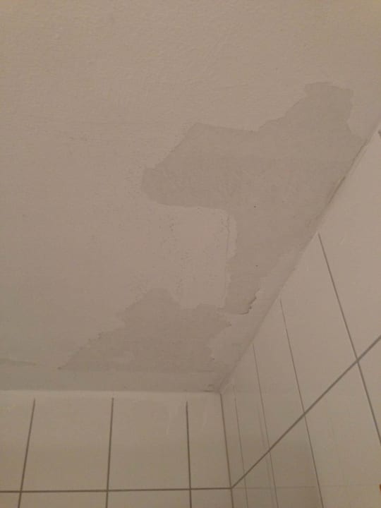 Renovierungsbedürftige Bad-Decke. Landgasthof Dorfner