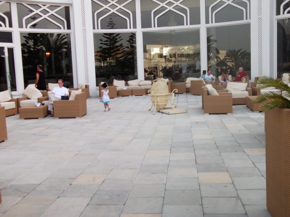 Draußen vor der Bar Hotel Tej Marhaba