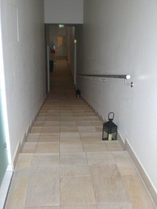 Treppe zum Pool Radisson Blu Hotel Frankfurt