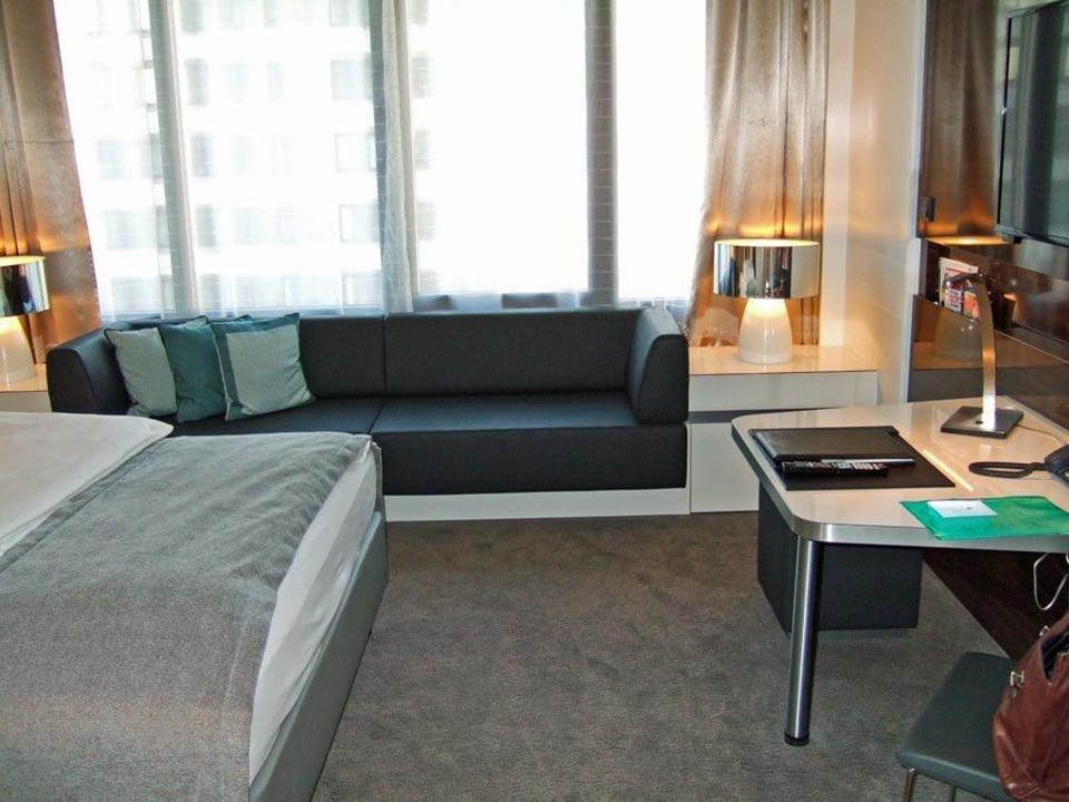 Zimmer 616, Bett Arbeitstisch, Couch Lindner Hotel Dusseldorf Seestern, part of JdV by Hyatt