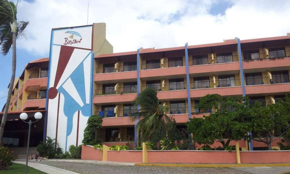 Ansicht aufs Hotel von der Straße Brisas Guardalavaca Hotel & Villas