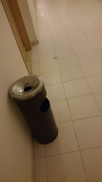 Aschenbecher ud Dreck auf dem Flur Hotel El Mouradi Djerba Menzel