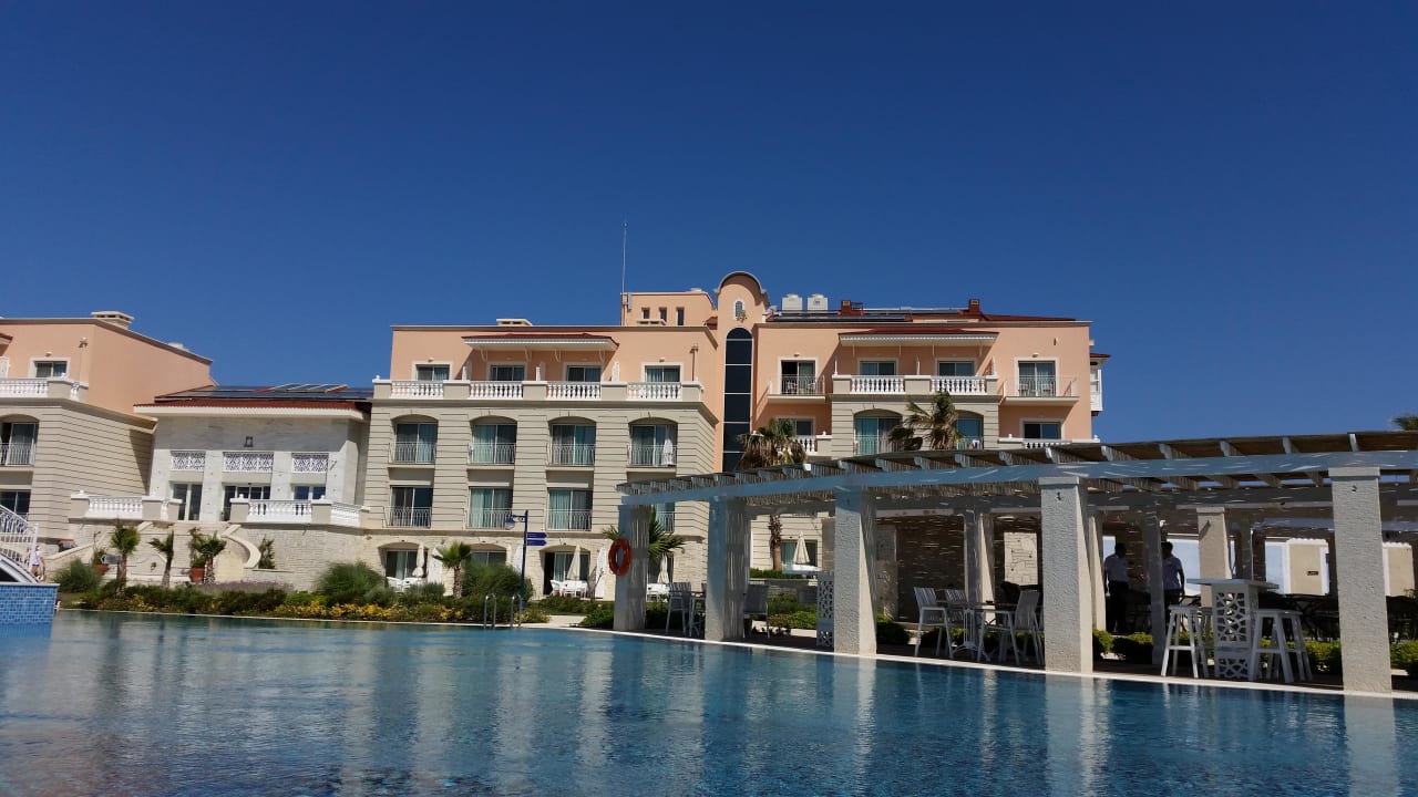 Hotelblock Blick vom Pool Alkoclar Exclusive Alacati