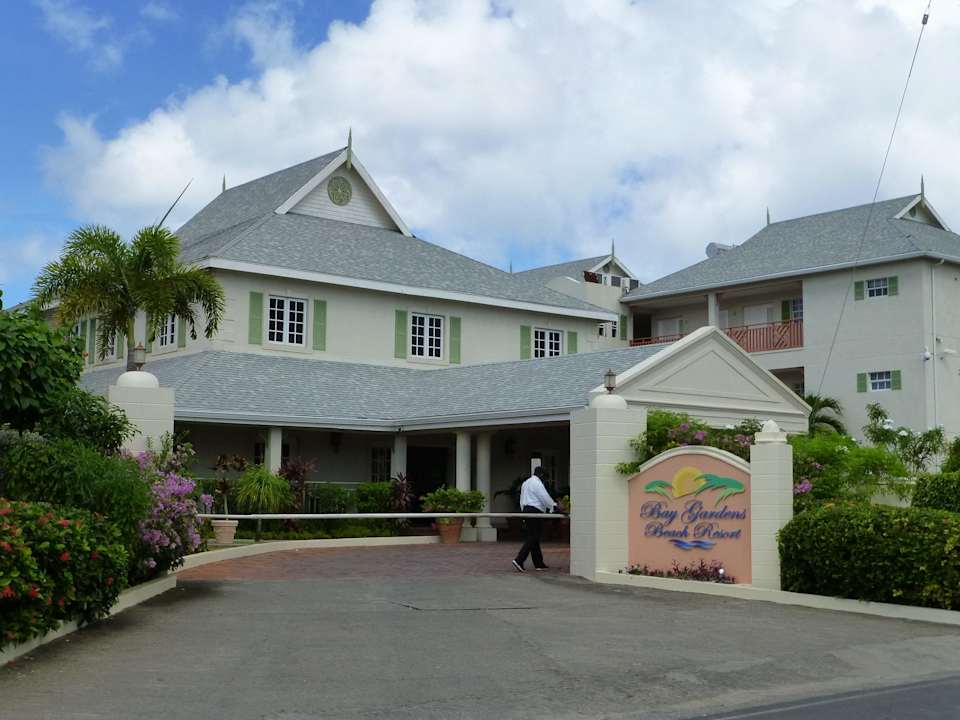 Enigang / Einfahrt zum Hotel Bay Gardens Beach Resort