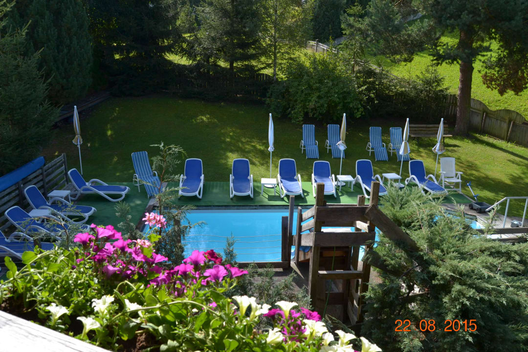 Pool vor dem Balkon.  Ferienhotel Bergland