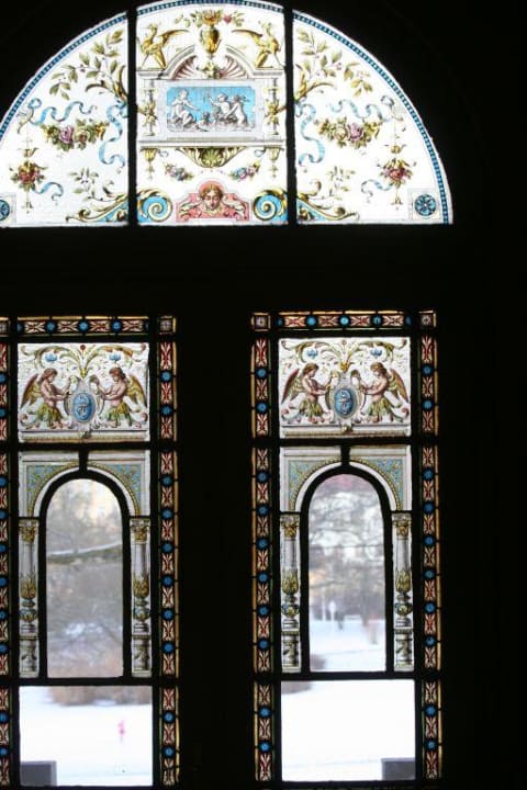 Ein Fenster in der Lobby Nové Lázné Ensana Health Spa Hotel