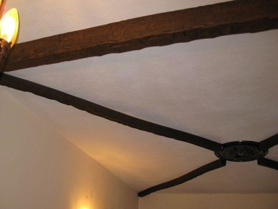 Decke mit Holzbalken aus Styropor Hotel Tsigoura Thassos