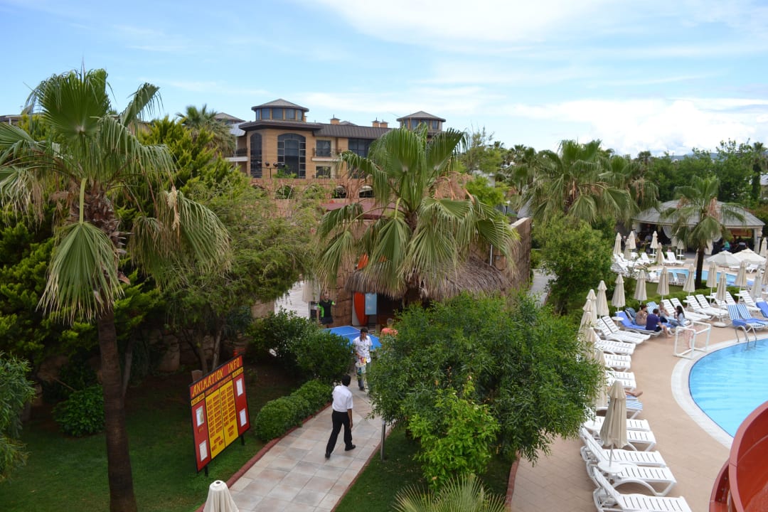 Links das Amphietheater Palmeras Beach Hotel