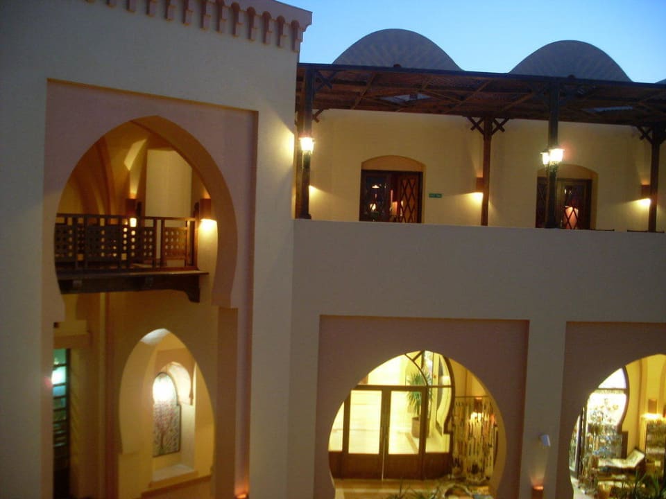 Blick auf die Bar im Obergeschoss Steigenberger Coraya Beach - Adults only