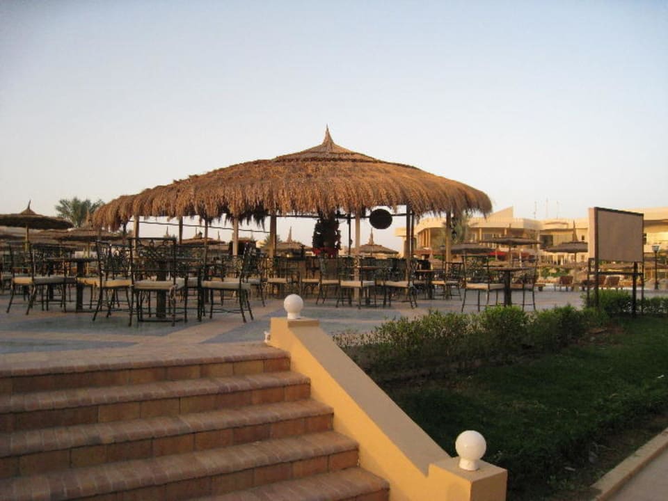 Poolbar kurz nach Sonnenaufgang Pickalbatros Royal Moderna Resort-Sharm El Sheikh